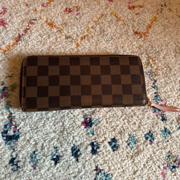 AUTHENTIC LOUIS VUITTON | Damier Ebene w Rose Ballerine interior Zippy Wallet - Picture 2 of 16